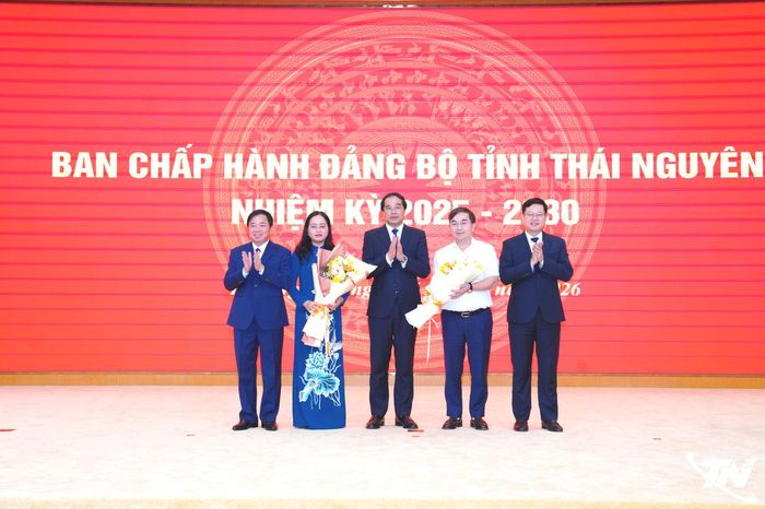 Các đồng chí Thường trực Tỉnh ủy chia tay các đồng chí nguyên Ủy viên Ban Chấp hành Đảng bộ tỉnh nhận công tác mới.