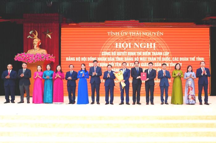 Đồng chí Bí thư Tỉnh ủy Trịnh Xuân Trường trao Quyết định thành lập Đảng bộ MTTQ, các đoàn thể tỉnh.