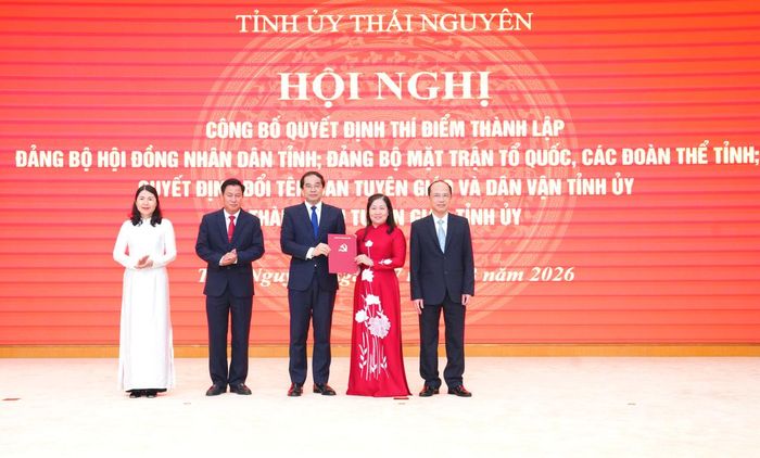 Đồng chí Bí thư Tỉnh ủy Trịnh Xuân Trường trao Quyết định đổi tên Ban Tuyên giáo và Dân vận Tỉnh ủy thành Ban Tuyên giáo Tỉnh ủy.