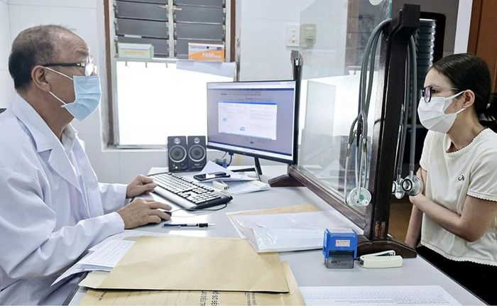 Kiểm tra sức khỏe cho người dân ở Bệnh viện Phổi TP. Huế.