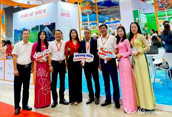 Ngành du lịch Huế phối hợp cùng Quảng Trị và Đà Nẵng quảng bá du lịch trong gian hàng chung. Ảnh: Nguyễn Tuấn