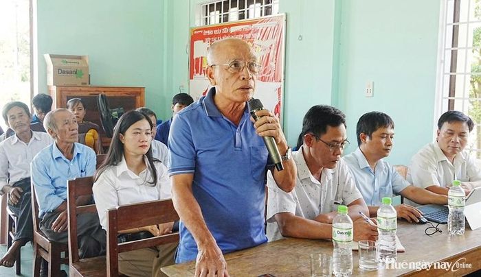 Ông Hồ Bê, trú tại TDP Phò Ninh đề đạt nguyện vọng đến Bí thư Đảng ủy phường.