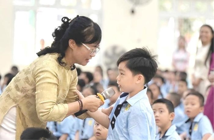 Trường Tiểu học Phan Bội Châu (phường Thuận Hóa) chào đón học sinh lớp 1.