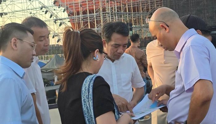 Lãnh đạo thành phố kiểm tra tiến độ thi công tại hiện trường.