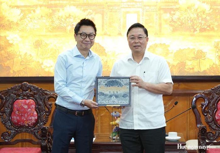 Phó Bí thư Thành ủy, Chủ tịch UBND thành phố Lê Trí Thanh (bên phải) tặng quà lưu niệm cho ông Andrew Khan, Tổng Giám đốc Carlsberg Việt Nam sau buổi tiếp và làm việc.