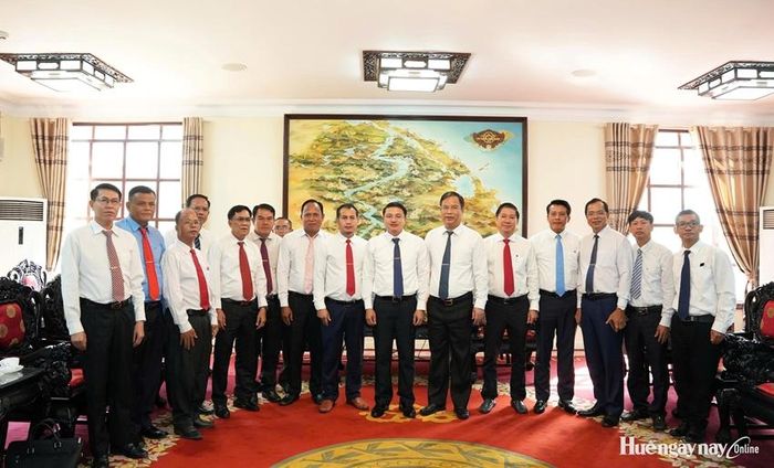 Đoàn đại biểu Ban Tổ chức Tỉnh ủy Salavan (Lào) chụp ảnh lưu niệm cùng lãnh đạo thành phố. Ảnh: Thanh Hoàng