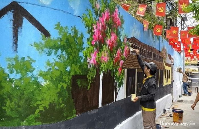  Người vẽ hoàn thiện những hình ảnh gợi nhớ kiến trúc và cảnh quan Bao Vinh xưa.