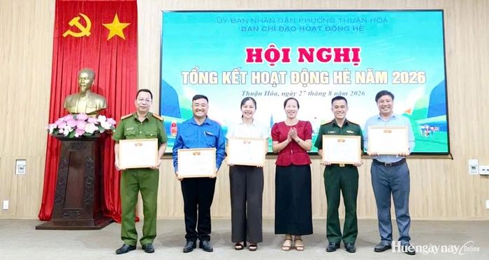 Trao Giấy khen cho các tập thể và cá nhân