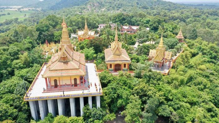Tri Tôn có dư địa phát triển dịch vụ và du lịch dựa trên cảnh quan đặc trưng của vùng Bảy Núi, các giá trị lịch sử, văn hóa và bản sắc của đồng bào Khmer. (Ảnh: Trung tâm DVTH xã Tri Tôn)