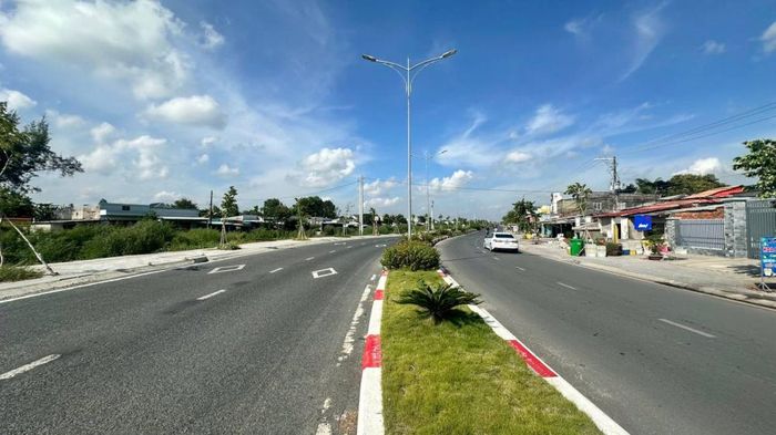 Đường Hùng Vương xã Tri Tôn mới được đầu tư nâng cấp mở rộng ( Ảnh: Cảnh Hưng)