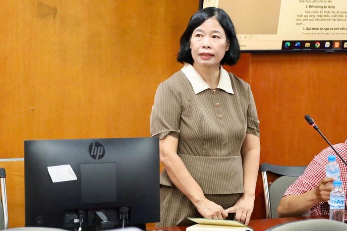 TS. Trương Hương Lan, Chủ nhiệm Bộ môn Thực phẩm và Dinh dưỡng, Viện Công nghiệp trình bày các nội dung chính của Dự thảo Quy chuẩn kỹ thuật quốc gia đối với sản phẩm bún, phở tươi.