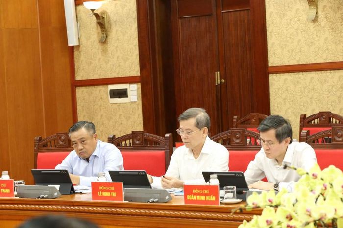 Các đại biểu tham dự cuộc làm việc.