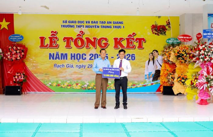 Đại diện Hội khuyến học tỉnh An Giang đến dự lễ tổng kết năm học. (Ảnh: Trường THPT Nguyễn Trung Trực 1)