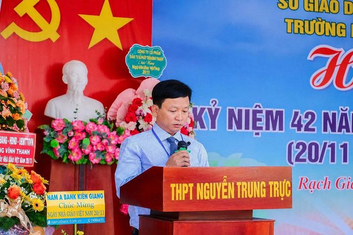 Thầy Nguyễn Thanh Tùng - Hiệu trưởng Trường THPT Nguyễn Trung Trực 1. (Ảnh: (Ảnh: Trường THPT Nguyễn Trung Trực 1)