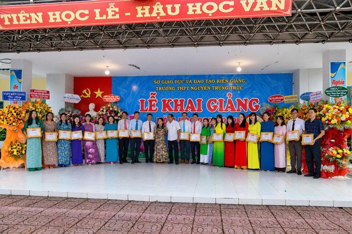 Nhà trường xác định, chất lượng của một trường học trước hết được quyết định bởi chất lượng đội ngũ nhà giáo (Ảnh: Trường THPT Nguyễn Trung Trực 1)