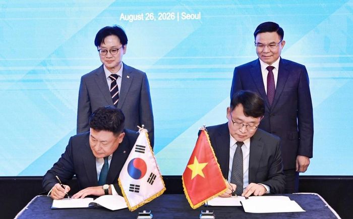 Bộ trưởng Bộ Công Thương Lê Mạnh Hùng cùng Bộ trưởng Bộ Thương mại, Công nghiệp và Tài nguyên Hàn Quốc Jung-Kwan Kim chứng kiến Lễ ký văn kiện hợp tác giữa Tập đoàn Dầu khí Quốc gia Hàn Quốc và Công ty TNHH Kho ngầm Xăng dầu Dầu khí Việt Nam - Ảnh: Vụ Phát triển thị trường nước ngoài