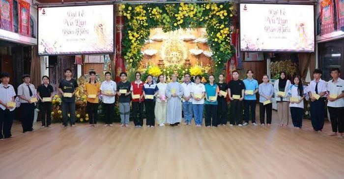 Trao 32 suất học bổng đến học sinh, sinh viên có hoàn cảnh đặc biệt đang theo học tại các trường THPT và đại học