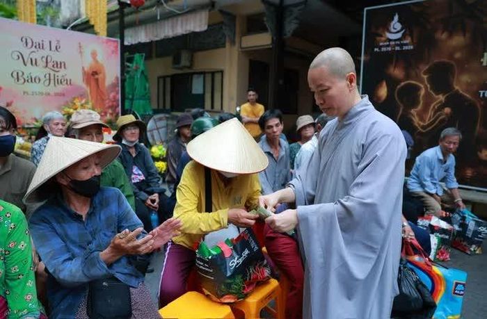Chia sẻ yêu thương nhân mùa Vu lan