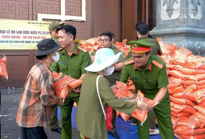 Cán bộ công an, dân quân tự vệ địa phương đến hỗ trợ chùa trao quà 