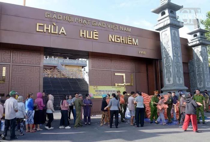 Quang cảnh trao quà Vu lan sáng rằm tháng Bảy tại chùa Huê Nghiêm (phường An Khánh, TP.HCM)