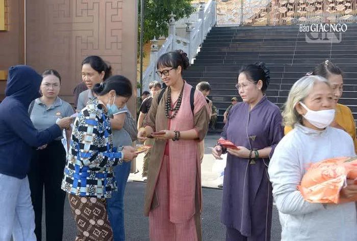 Phật tử Đạo tràng Pháp Hoa trao tịnh tài đến bà con