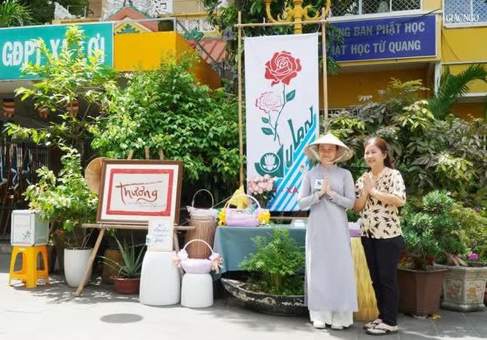 Tại sân chùa Xá Lợi các em Gia đình Phật tử cài hoa cho Phật tử đến chùa