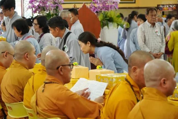 Thành kính cúng dường