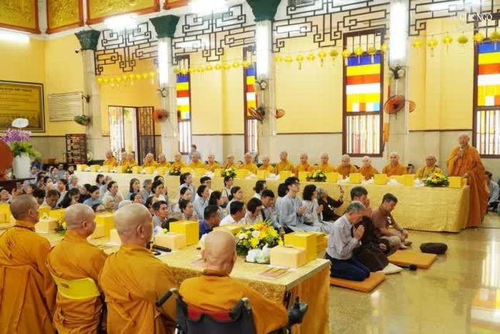 Khóa lễ dâng cúng pháp y tại chánh điện chùa Phật học Xá Lợi