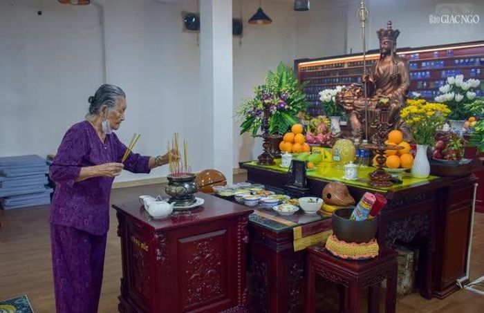 Cô Năm (P.Bình Lợi Trung) thường đến chùa vào dịp rằm tháng Bảy để thắp hương cho cha mẹ và người thân đã khuất của mình, với tâm nguyện họ sẽ sớm siêu thoát về nơi nhàn cảnh