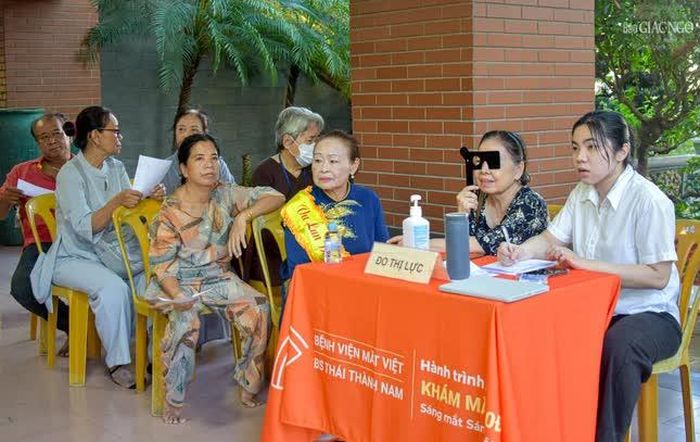 Bên cạnh các nghi thức phục vụ đời sống tâm linh của Phật tử, tu viện Vĩnh Đức còn phối hợp với đoàn bác sĩ tổ chức khám và tư vấn mắt miễn phí cho đông đảo người dân tham dự, góp phần lan tỏa tinh thần từ bi và đạo hiếu trọn vẹn trong mùa Vu lan