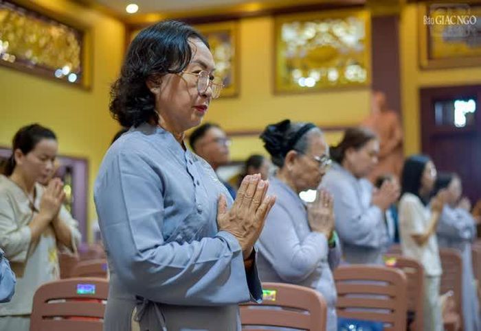 Trong Phật giáo và nền văn hóa dân tộc Việt Nam, sự báo hiếu công ơn cha mẹ là một trong những biểu tượng văn hóa tâm linh cao nhất được đề cao xuyên suốt trong dòng lịch sử và nó trở thành một ngày riêng biệt, một lễ hội đặc thù với danh xưng lễ hội Vu-lan