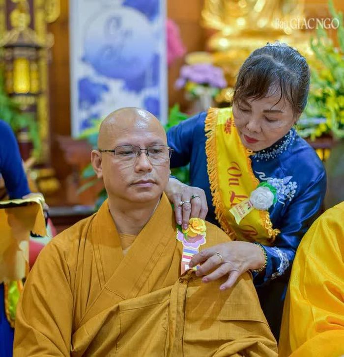 Phật tử cài hoa hồng (vàng) lên huỳnh y chư Tăng