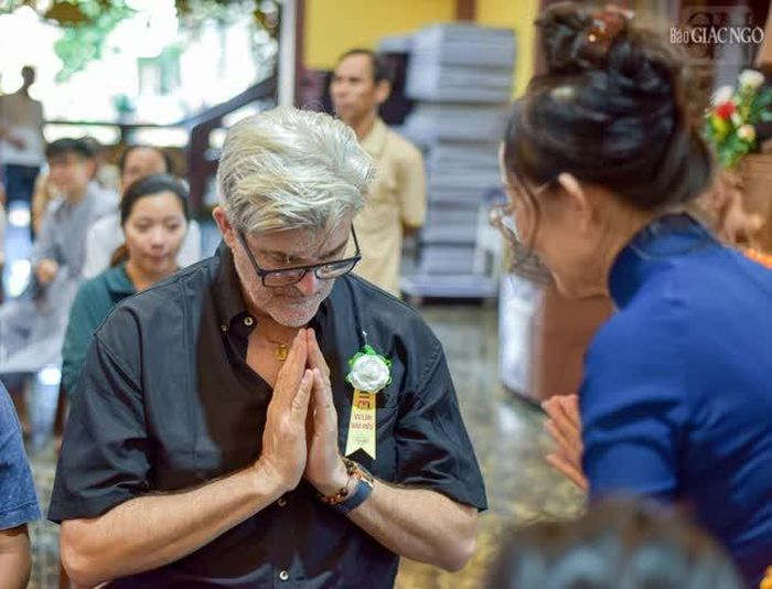 Ông Robert William Neil lần đầu tiên tham dự lễ cài hoa hồng trong mùa Vu lan nhân chuyến công tác tại Việt Nam