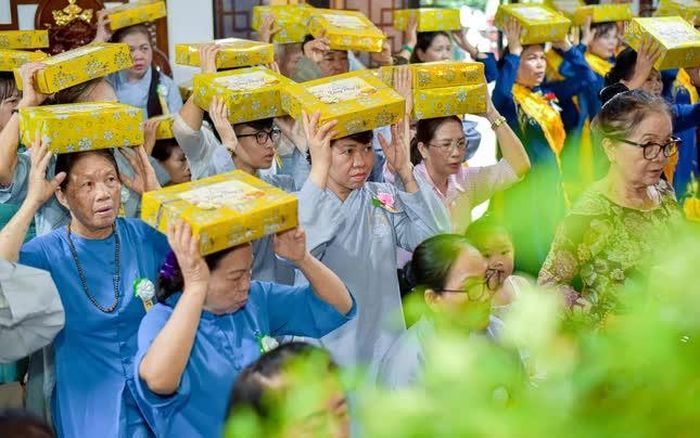 . Việc cúng dường đúng pháp sẽ đem lại nhiều phước báu và những phước báu này cũng có thể hồi hướng đến cha mẹ hiện còn cũng như đã mất của người dâng cúng