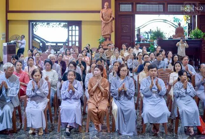 Theo Thượng tọa, một bông hồng đỏ thắm để nhắc chúng ta rằng những ngày Vu lan đẹp nhất, chính là những ngày ta được sống bên mẹ, bên cha, bên những người thân yêu nhất của mình