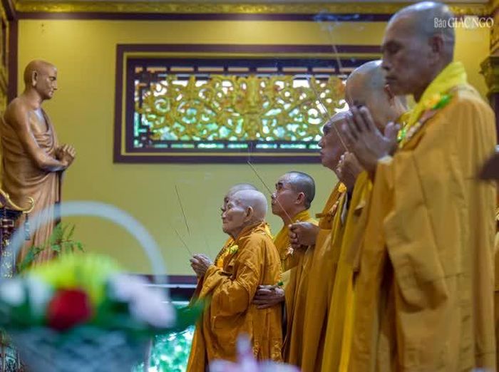 Chư Tăng hướng dẫn Phật tử tụng kinh Vu lan báo hiếu