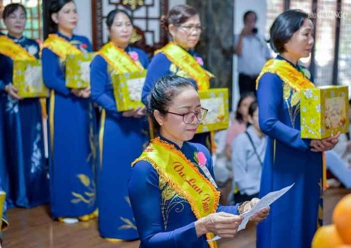 Trong ngày lễ Vu lan - Báo hiếu, Phật tử thường thực hiện nghi thức dâng cúng pháp y sau ngày Tự tứ của chư Tăng. Một Phật tử đang thực hiện phần tác pháp cúng dường theo pháp để công đức thành tựu viên mãn