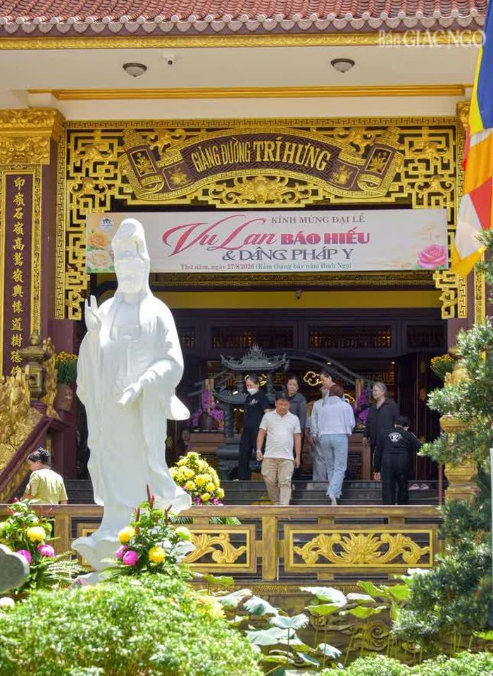 Dù là ngày trong tuần, đông đảo Phật tử tại TP.HCM đã gác lại công việc thường nhật để trở về tu viện Vĩnh Đức (phường Bình Trưng Tây, TP.HCM) tham dự Đại lễ Vu lan - Báo hiếu