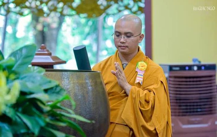 Hiếu theo thế gian chỉ trong một đời, đó là cái hiếu nhỏ; hiếu theo Phật giáo thời gian không thể tính hết, nhờ vậy cha mẹ được sanh Tịnh độ, phước thọ vô cùng, số kiếp như cát của sông Hằng, đó là đại hiếu