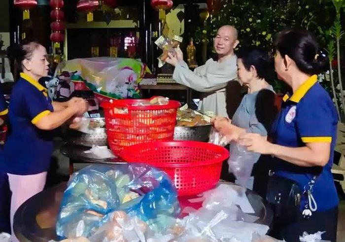 Đại đức Thích Đồng Quảng và các Phật tử chuẩn bị quà Vu lan tặng đến bà con