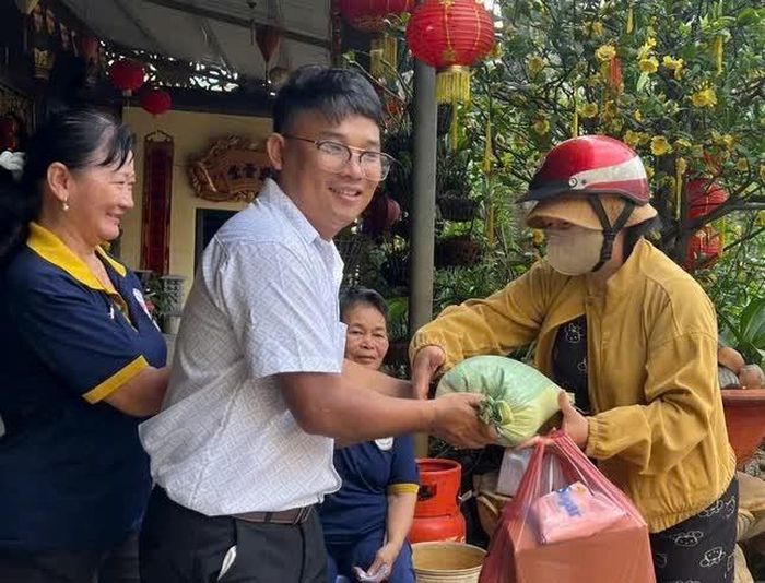 Đại diện chùa Minh Giác trao quà