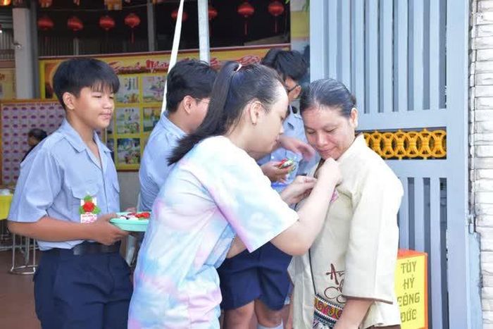Cài hoa hồng nhân mùa Vu lan hiếu hạnh