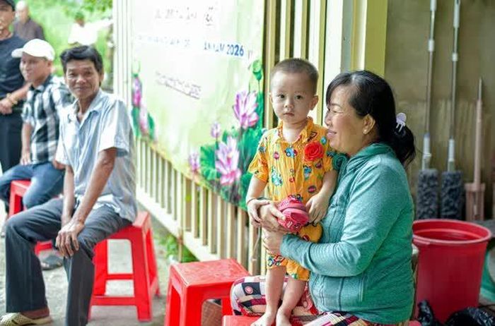 Các em nhỏ thường được cha mẹ dẫn đi chùa trong dịp Vu lan