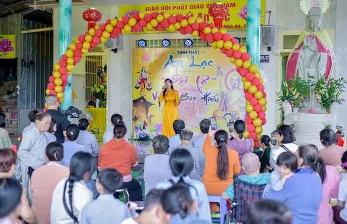 Chương trình văn nghệ trong mùa Vu lan luôn thu hút sự tham gia của người dân nơi đây