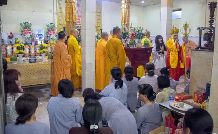 Chư Tăng thực hiện nghi thức tâm linh cầu siêu cho người đã khuất trong mùa Vu lan
