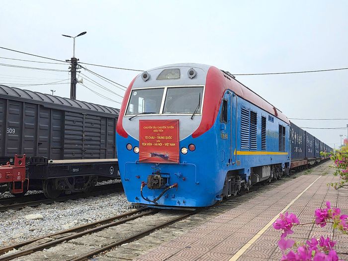 Chuyến tàu container liên vận quốc tế chuyên tuyến đầu tiên từ Tô Châu (tỉnh Giang Tô, Trung Quốc) đến ga Yên Viên.