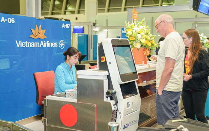 Hành khách check-in chuyến bay Hà Nội - Amsterdam.