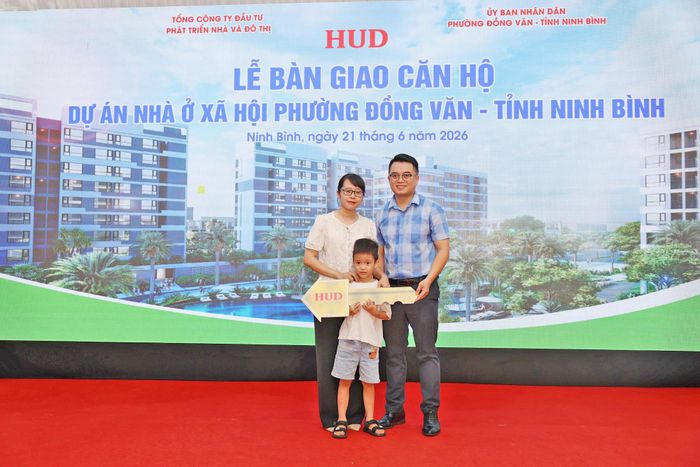Niềm vui nhận nhà mới. Ảnh: Tâm Vũ.