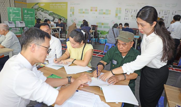 Ông Trần Đình Nhị, người có công với cách mạng, ký hợp đồng mua căn hộ tại tầng 6 dự án nhà ở xã hội CT3 Kim Chung. Ảnh: Tâm Vũ.