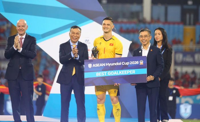 Lê Giang nhận giải Vua phá lưới AFF Cup 2026 (Ảnh: Đồng Nguyên Khang). 